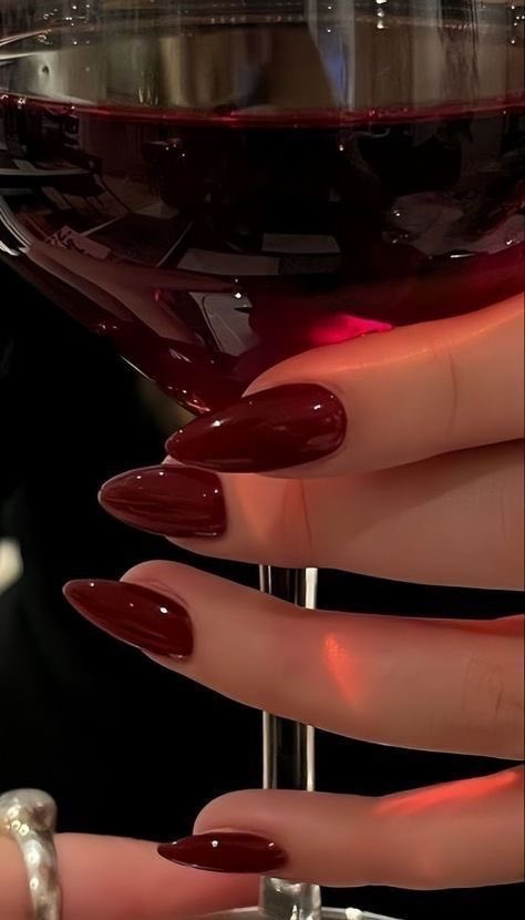 Diorgirlx's tweet photo. red nails https://t.co/iCu4pONayv