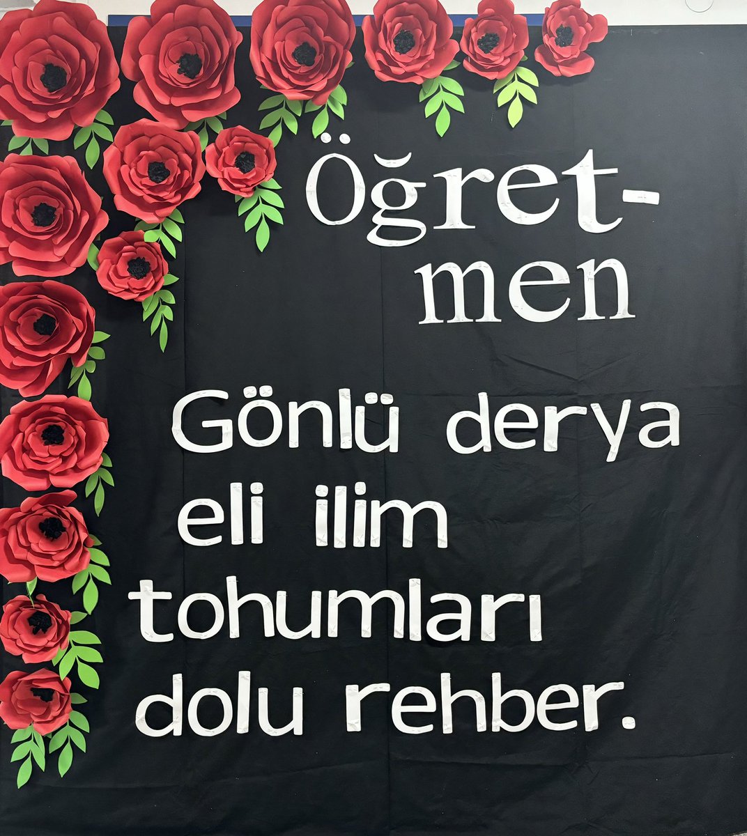 KazimMeb's tweet photo. ✨Öğretmenler günümüz kutlu olsun.Fikri hür vicdanı hür nesiller yetiştirmek için her zaman buradayız.💐 https://t.co/UzKrdwIGga