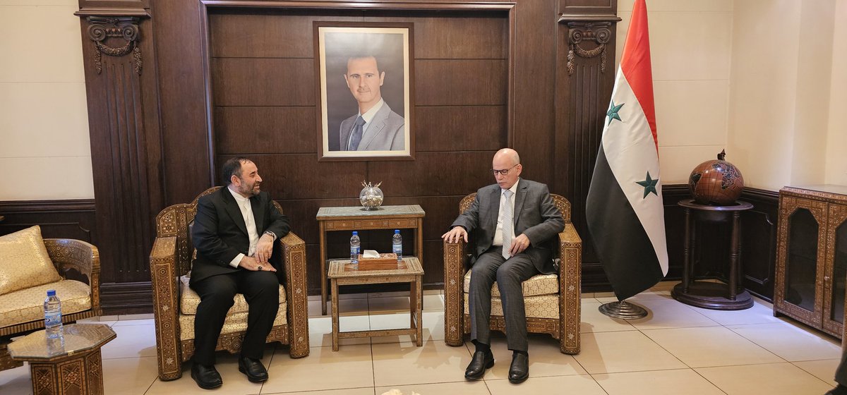 إلتقى سعادة سفير  🇮🇷 لدى #دمشق السيد الدكتور حسين أكبري اليوم الأحد معالي وزير الإدارة المحلية والبيئة في 🇸🇾 السيد المهندس لؤي خريطة بحضور سيادة محافظ دمشق السيد المهندس محمد طارق كريشاتي و تم التشاور بين الجانبين حول بعض ملفات ذات إهتمام مشترك.