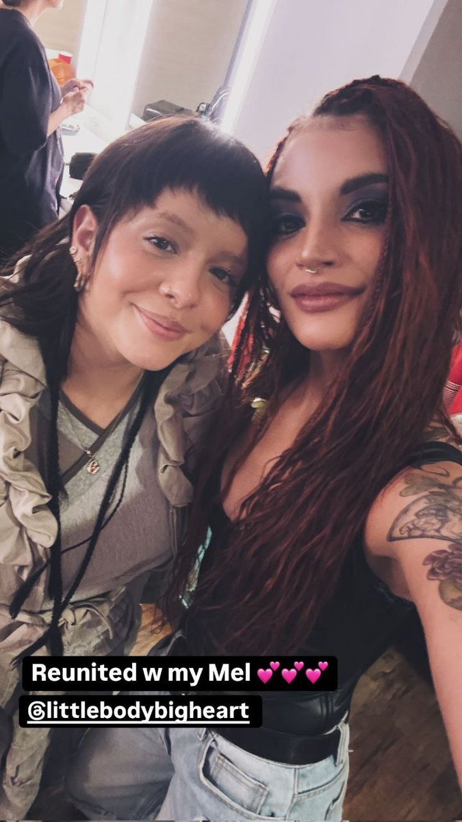 BellaPoarchDat's tweet photo. Melanie Martinez estuvo en el Show de dallas apoyando a @bellapoarch 🥹🥹🤍 en  su primer show https://t.co/laoSf89Khq