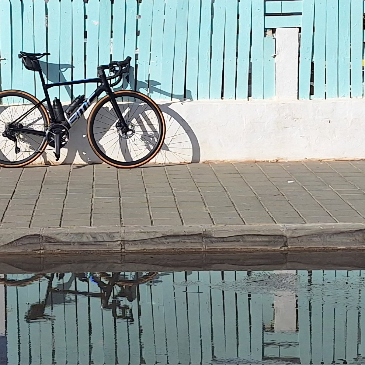 condoscascos's tweet photo. "Y al final, todo se diluirá... como un reflejo, al que se le evapora el agua."
A buen entendedor...
➖️➖️➖️➖️➖️➖️➖️➖️➖️➖️➖️➖️
#cyclinglife #cyclingaddict #cycling #cyclinglove #cyclingfriendly #cyclingdaily #cyclingpassion #cyclingdreams #cyclingday https://t.co/vYsSy6DNBR