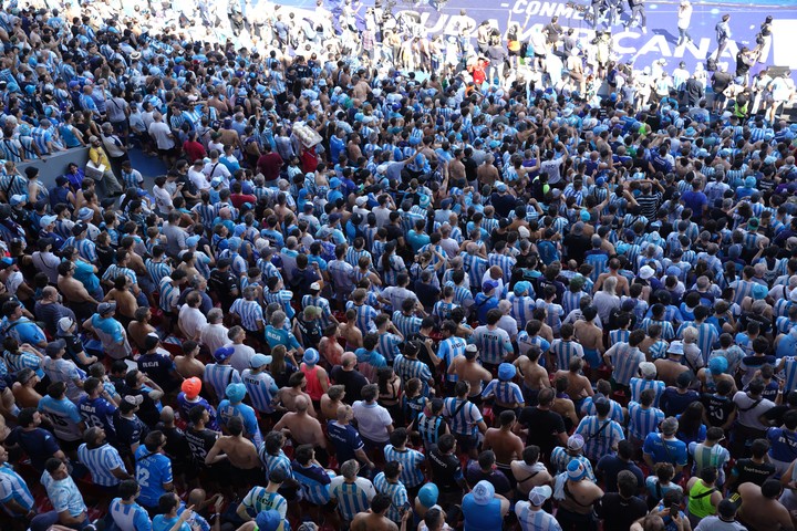 Day_foino's tweet photo. Nadie va a hablar de la gente de Racing q metio 50 mil personas en Paraguay,40mil en el Cilindro,miles en el obelisco y no hubo un solo quilombo y eso q a muchos les cancelaron las entradas,fue todo fiesta y no paso nada. Se puede https://t.co/DhA7gqRAyi