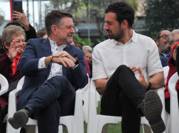 SebastianRochaZ's tweet photo. 🔹Claudio Orrego Larraín del Saint George's de Vitacura y su guaripola Tomás Vodanovic Escudero del Cumbres de Las Condes.

La izquierda chilena abandona todas sus banderas, sus luchas de clase, su odio contra los ricos y los poderosos.

Todo con tal de mantener el poder 🤷‍♂️ https://t.co/rrkn26HG1k