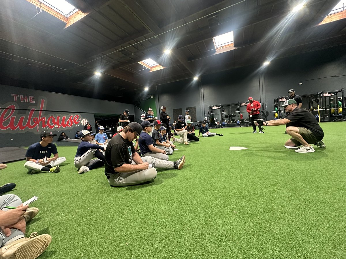 TheCatchingGuy's tweet image. Had a great day one of camp in Costa Mesa, CA working on receiving and blocking fundamentals.

A solid group of catchers, coaches making my job easy and an awesome facility made for a good time!

Day two starting shortly…

#thelifeofacatcher #catchingdrills #catchers