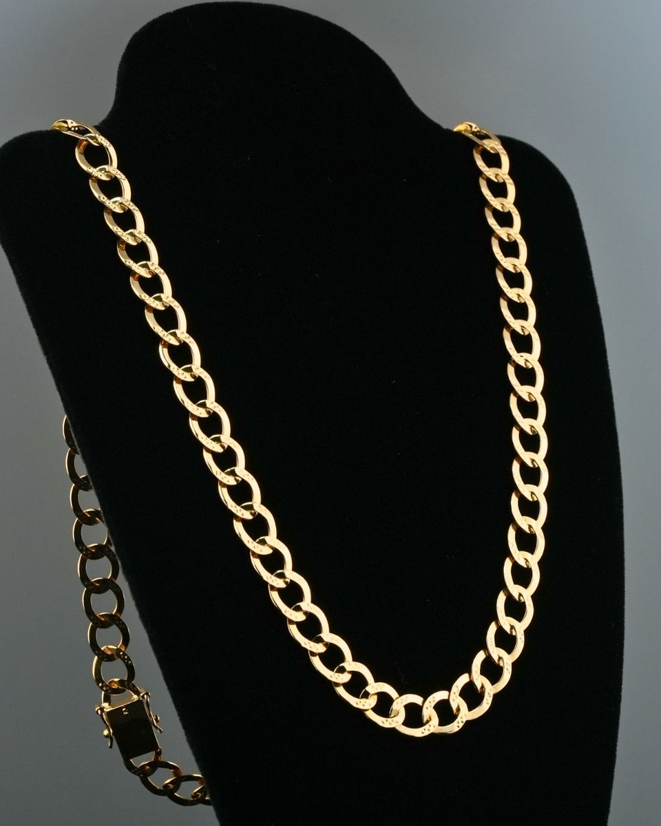ArtGoldOfficial's tweet image. Bold and timeless. ✨💛 Our handmade 18k gold Cuban chain necklace is a masterpiece of style and luxury. #CubanChain #18kGold #LuxuryJewelry #ArtGoldJewelry