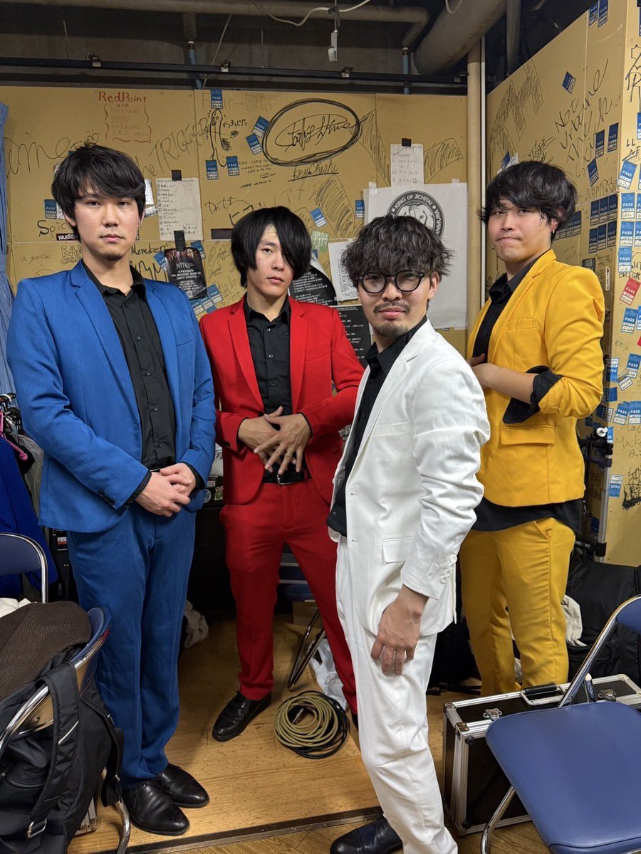 crown_yen's tweet photo. 7.すてきナイス (ゴスペラーズver)
8.すてきナイス (確率変動ver)

光さん！やつさん！結婚おめでとうございます！
いつかやつさんをサポートメンバーに迎えてライブする事も視野です！

あと、光さんより白のスーツを譲り受けました🧿 https://t.co/NLty4uxdnq