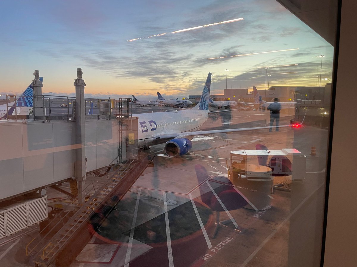 jimsterne's tweet photo. Predawn flight. Trying to get home, day 3. https://t.co/OgwrHTP2EQ