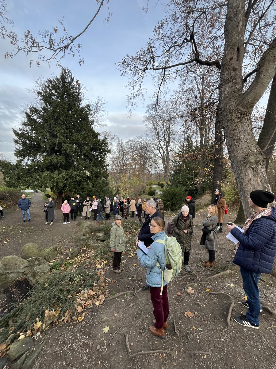 PARTICIPACE 💬 Společná nedělení vycházka <a href="/iprpraha/">Institut plánování a rozvoje hl. m. Prahy</a> a <a href="/HradOfficial/">Pražský hrad</a> nad budoucí revitalizací Chotkových sadů. 

Děkujeme za hojnou účast, trefné reakce i dotazy. Znovu ve čtvrtek v 17:30. Sraz u Písecké brány.