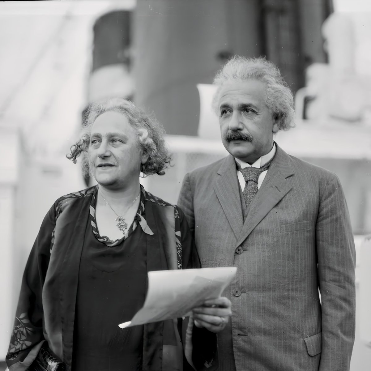 Nejzávažnější omezení občanských svobod od konce komunismu

Když StB chtěla provádět domovní prohlídky v obydlích disidentů, musela nejprve dovodit podezření z konkrétního trestného činu, a dále musela získat příkaz k provedení domovní prohlídky vydaný prokurátorem či předsedou