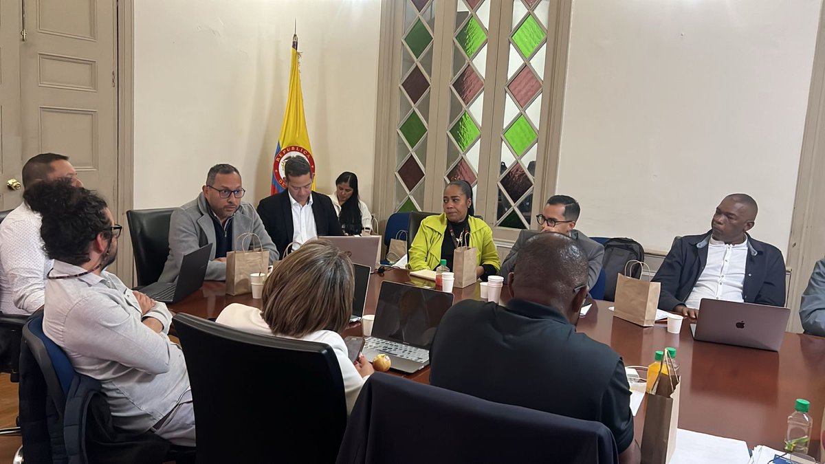PyCEtnicas's tweet photo. Pueblos y Comunidades Étnicas - MEN asistió en representación del MEN, a la reunión convocada por Mininterior,  y el Raizal Council, para dialogar sobre la Universidad Raizal del Caribe en San Andrés y Providencia. @faridespitre @DanielRMed @ricardomorenoII https://t.co/2QeCaD3WBv