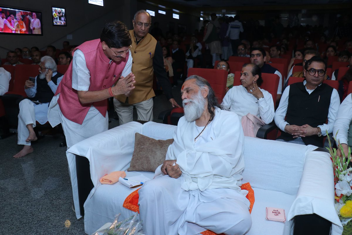 आज बीजेपी दिल्ली शिक्षक प्रकोष्ठ के प्रभारी डॉ वेद प्रकाश टंडन जी के स्कूल में आयोजित आध्यात्मिक कार्यक्रम के दौरान परम पूज्य संत स्वामी श्री ज्ञानानंद जी महाराज का सानिध्य प्राप्त हुआ,इस दौरान पूज्य स्वामी श्री ज्ञानानंद जी से श्रीमद भगवद् गीता से जुड़ी अतिदुर्लभ बातें पता चली