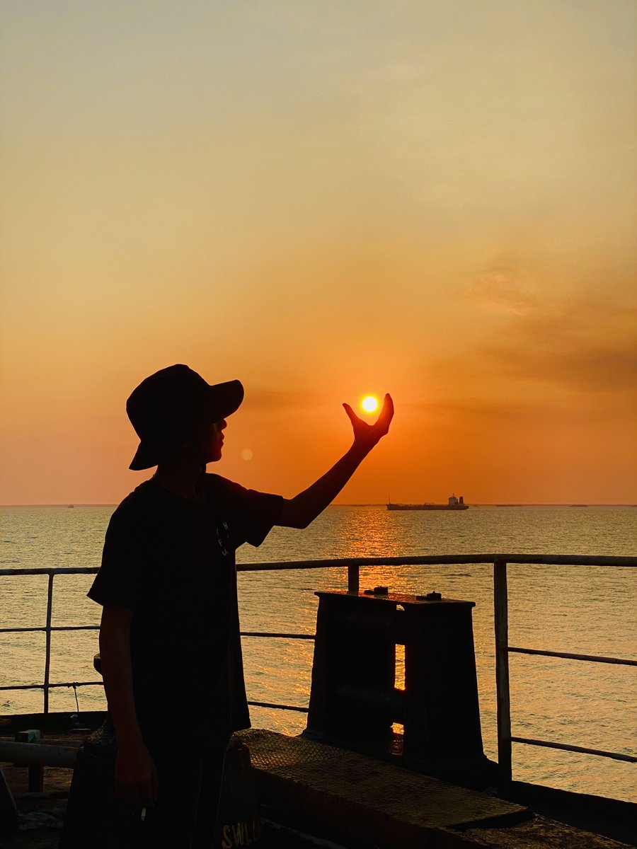 siapa sangka wajah semanis senja,
bisa membuat luka sedalam lautan. 🙂