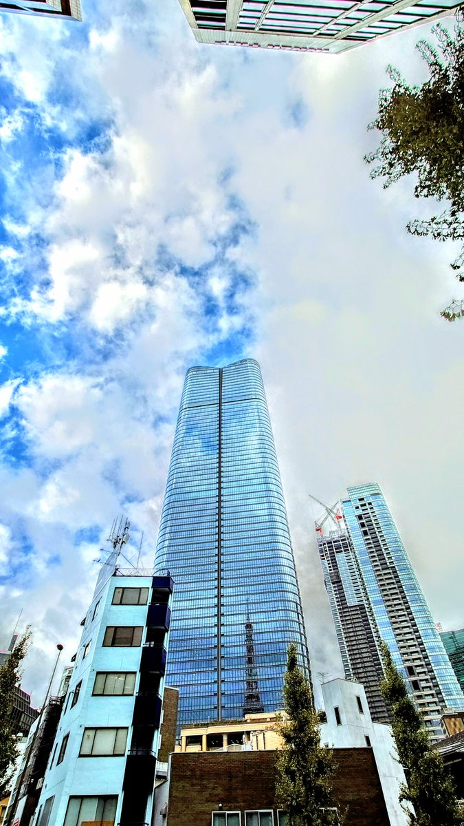 mvkqV4BWpFRLset's tweet image. ⛅️天空☁へ溶け込む🇯🇵日本一高〜ビル🏢東京タワー🗼もご一緒に🧒