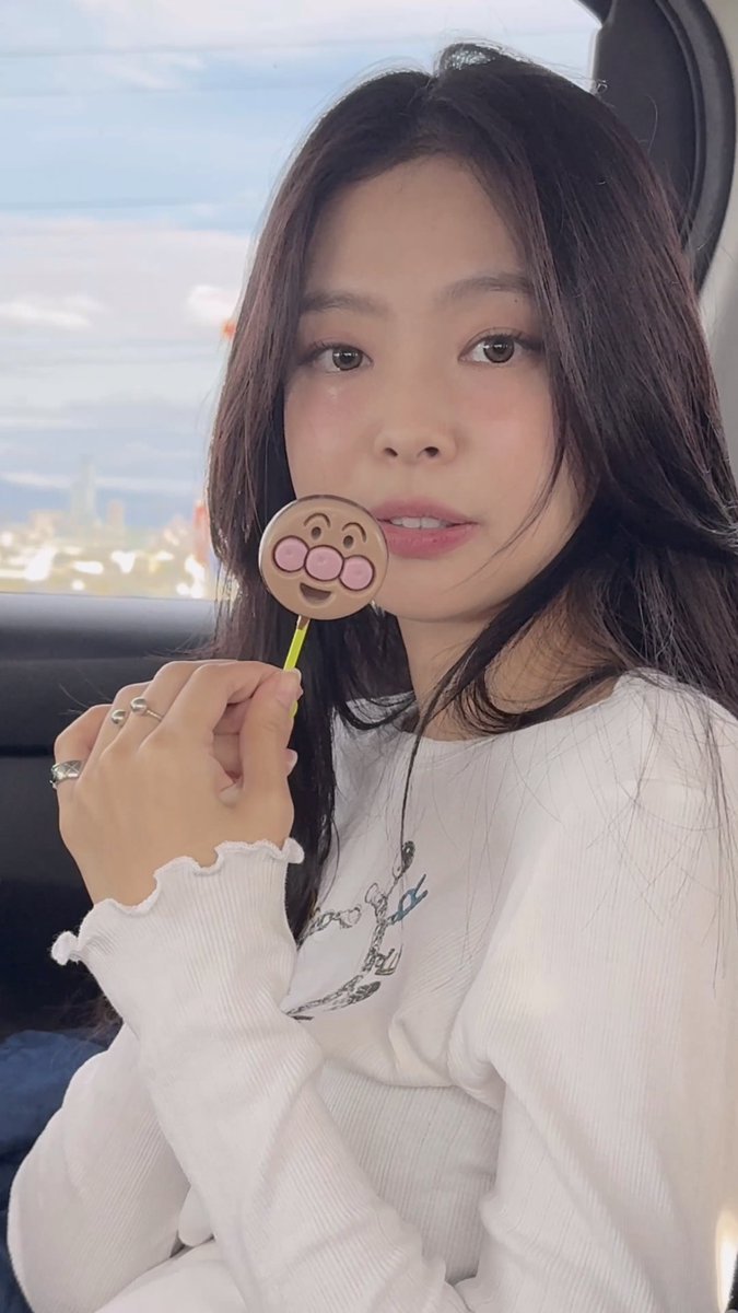 JENNIEEEEEE?????