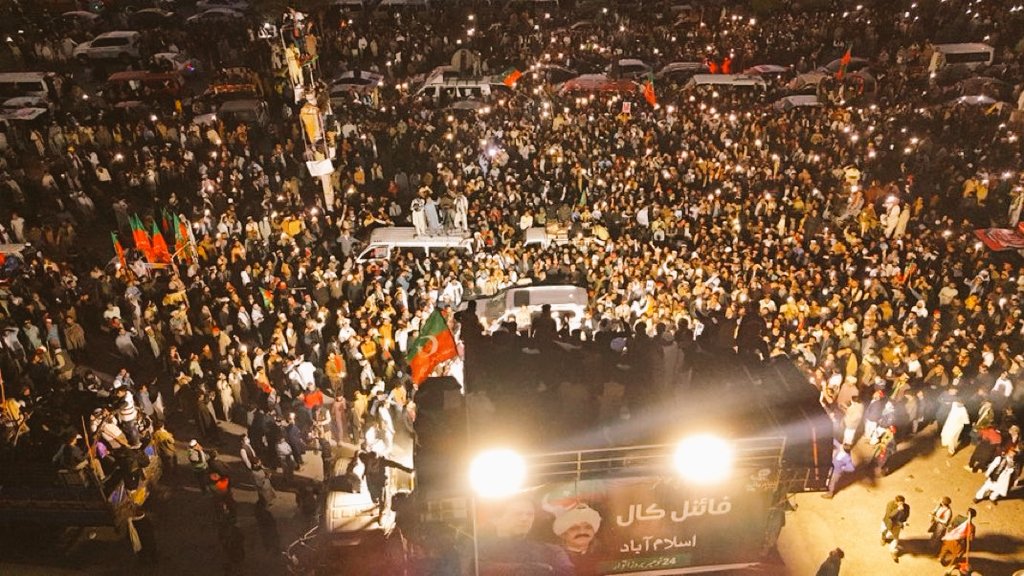 PTIofficial's tweet photo. کپتان بلائے اور عوام نہ آئے، ایسا ممکن نہیں!
#HistoryInTheMaking https://t.co/BXvKXuRm6u