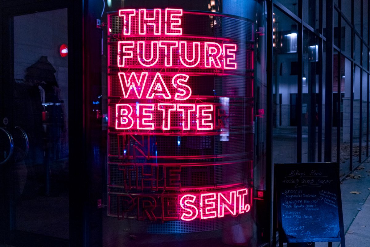 "THE FUTURE WAS BETTER IN THE PRESENT" – a neon sign in Frankfurt.

🔗 claudiorimann.com/photos/2024-11…