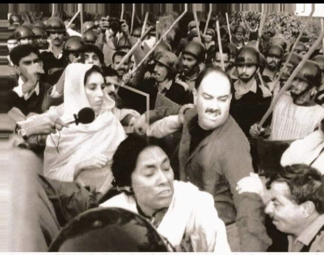 Aaliyan_Marwa's tweet image. Show it to the New Inqilaabis. 
Khan ki Jadojehad Qurbani ????......
#24NovemberFinalCall 🙂