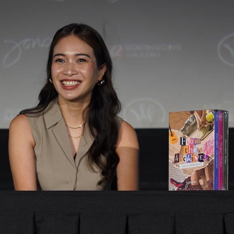 _rafaellllla's tweet photo. jonaxx, the miss million-dollar smile, the light in our dark cold nights, our own lady of the light, and queen of jonaxx stories! ✨

📸: mpress

#FromJonaxxToJSLs
#FTABookLaunch
#JonaxxManilaBookSigning2024 https://t.co/LfZzeZAP6Q