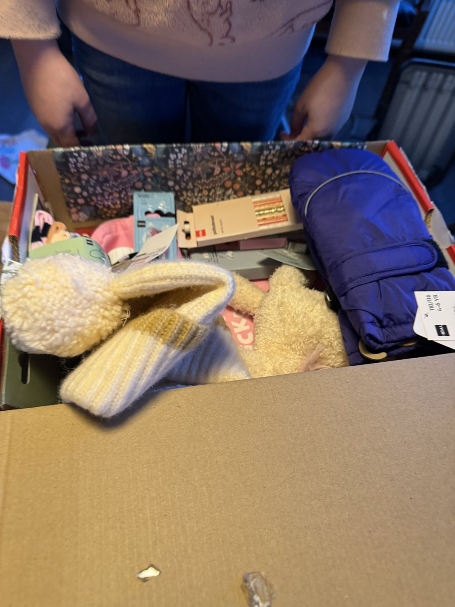 NatalieNTK's tweet photo. #actieschoenendoos
Een mooie schoenendoos versieren en vullen met schoolspullen, warme kleding en speelgoed voor een kindje dat niets heeft. Klaar in huize Nauta, ze kunnen morgen mee naar school.
#mooiproject #helpen #sámenleving https://t.co/BrgycZuCYe