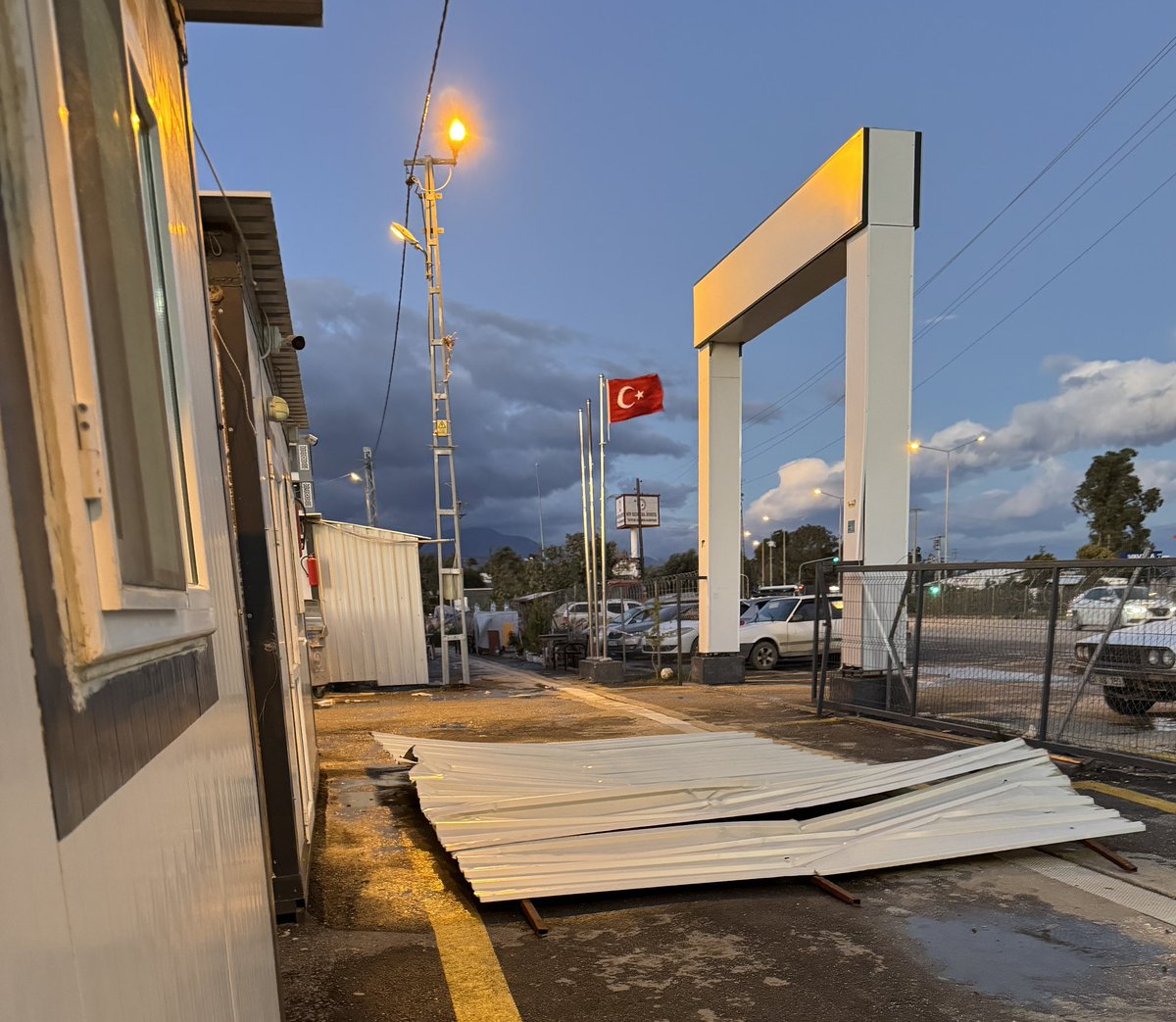 caglavc's tweet photo. Antakya’da  fırtına var ve 1 saat kadar önce bir konteynırın çatısı bu şekilde yola uçtu kent sakinleri içeriye aldı o sırada oradan biri geçseydi kurtulma imkani yoktu @AFADHatay @DepremDairesi @HatayValiligi çatıların kontrol edilmesi çok önemli bu anlamda.Devami gelebilir https://t.co/vmU6NPwWmt