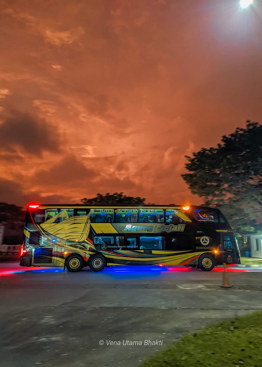 calomagang's tweet photo. Credit buat desain &amp; tukang cat yg garap Agung Sejati

diliat siang enak
Diliat malam malah lebih glowing https://t.co/VWS3yZ1BXR
