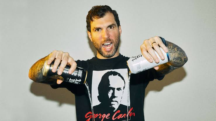 KodyNordquist's tweet image. Mike Cessario turned ‘the dumbest name’ and a Facebook post into a $700 million water brand.

Here’s how @LiquidDeath nailed brand identity and became the fastest-growing beverage of all time: