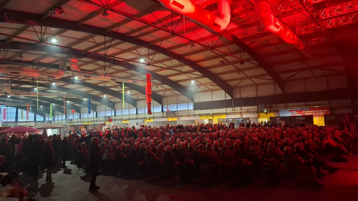 Plus de 1000 personnes réunies à la Fête de l'Humanité Bretagne pour un meeting de combat en présence des salariés de Michelin et de ceux des fonderies. 

Les grands groupes utilisent  l'argent public pour délocaliser nos usines.

C'est de la trahison !