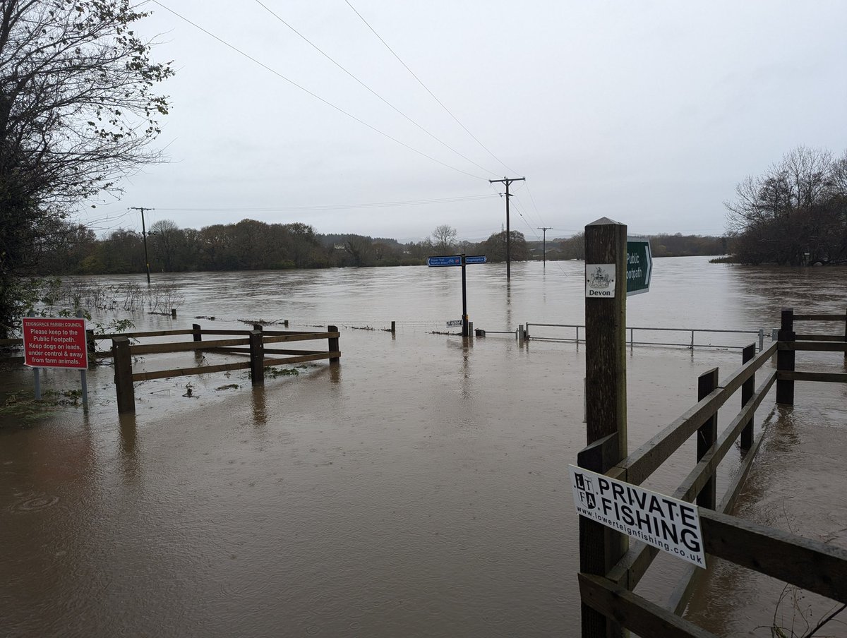 chrislintonlaw's tweet photo. Unbelievable amounts of water flowing down the #Teign at #Kingsteignton #Teigngrace and river continuing to rise! @DevonLiveNews https://t.co/qWYl0Y9uVw