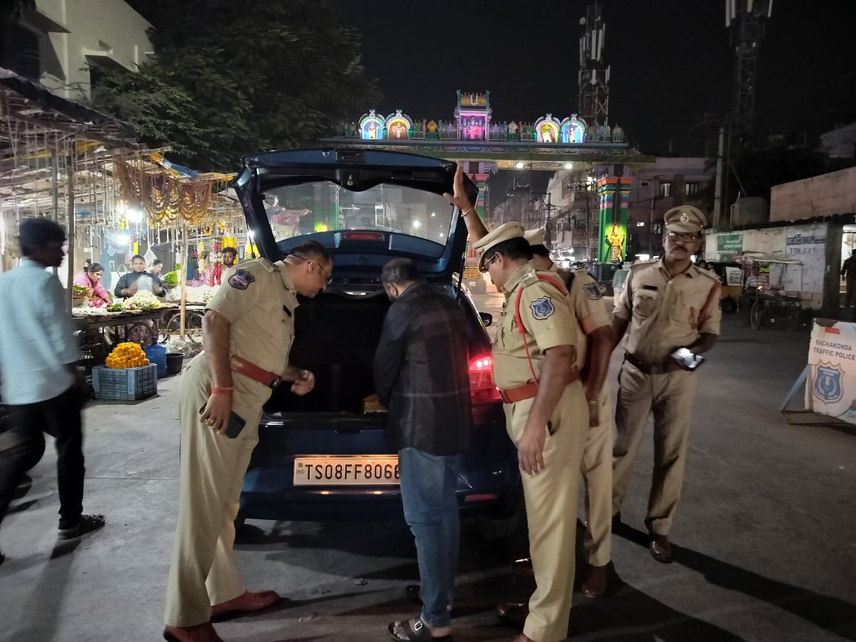 MalkajgiriCop's tweet photo. 🚨 Ensuring Your Safety! 🚨

#RachakondaPolice conducted thorough #vehicle_checkings at various locations within the commissionerate as part of enhanced #security_measures. 
These proactive checks aim to ensure, curb illegal activities, and maintain #law_and_order. 

#RachakondaPolice
#SafetyFirst #WeAreHereForYou