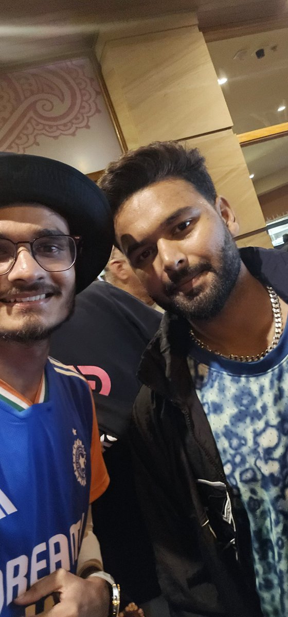 DynamoB7's tweet photo. It was an extraordinary day. Having the opportunity to take a photograph with the esteemed cricketer was a cherished memory. The entire experience was remarkable and filled with surprises. "Cricket," you are indeed a magnificent sport. https://t.co/GR1r3D7Res