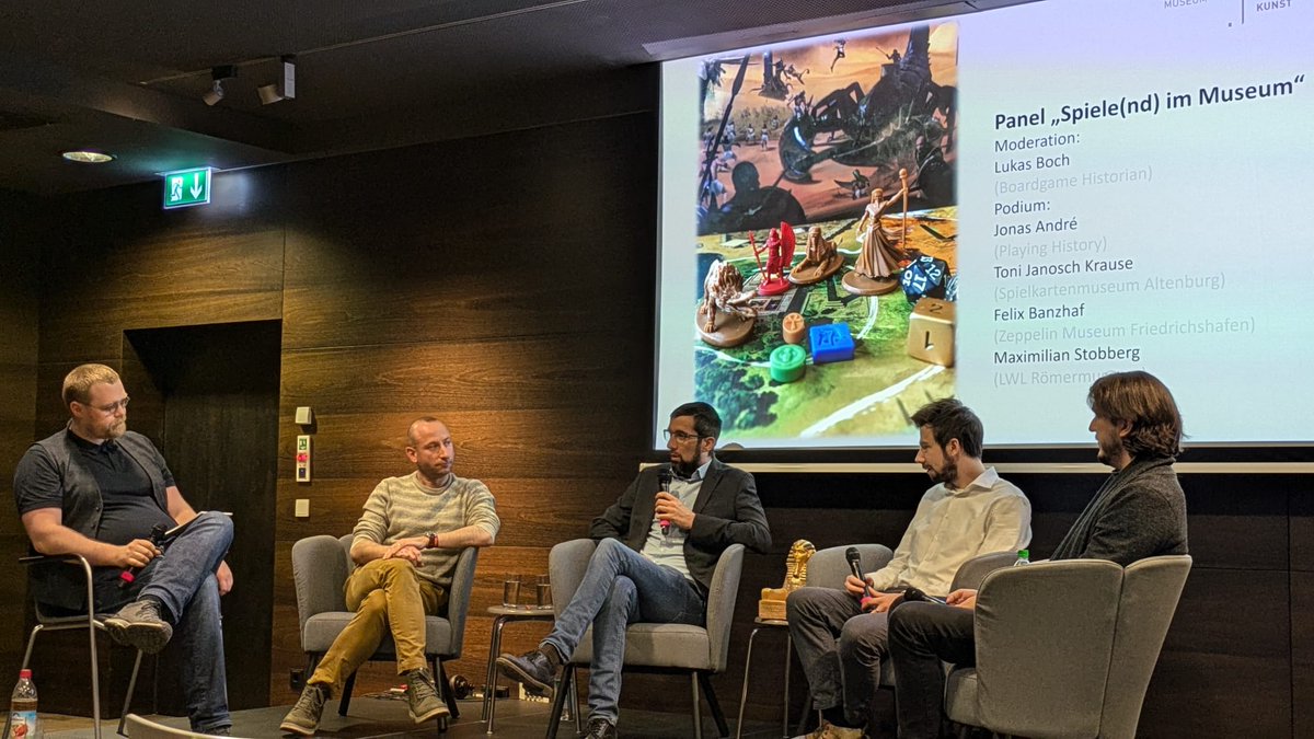 Wir sind mit unserem Spiel 'Taskforce Saving Antiquities' zu Gast bei 'Spiel am Nil' im Museum Ägyptischer Kunst in München. Neben der Möglichkeit zum Ausprobieren unseres und anderer Brettspiele stellt Birgit Nennstiel das #wisskomm-Projekt #savingantiquities genauer vor.