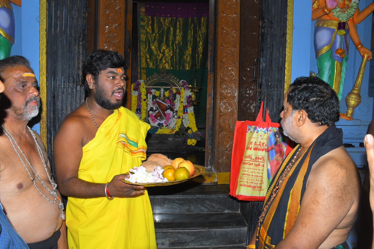 A_Surendra_Babu's tweet image. కళ్యాణదుర్గం టౌన్ లో ఎమ్మెల్యే అమిలినేని సురేంద్రబాబు గారు అయ్యప్ప  ఆలయంలో స్వామి వారిని దర్శించుకుని పూజలు చేయడం జరిగింది

#Ayyappa #AyyappaSwamy #Ayyappapooja #amilinenisurendrababu #mlakalyanadurgam #kalyanadurgam #amilineniforpeople #ananthapuram  #NDAkutami #AndhraPradesh