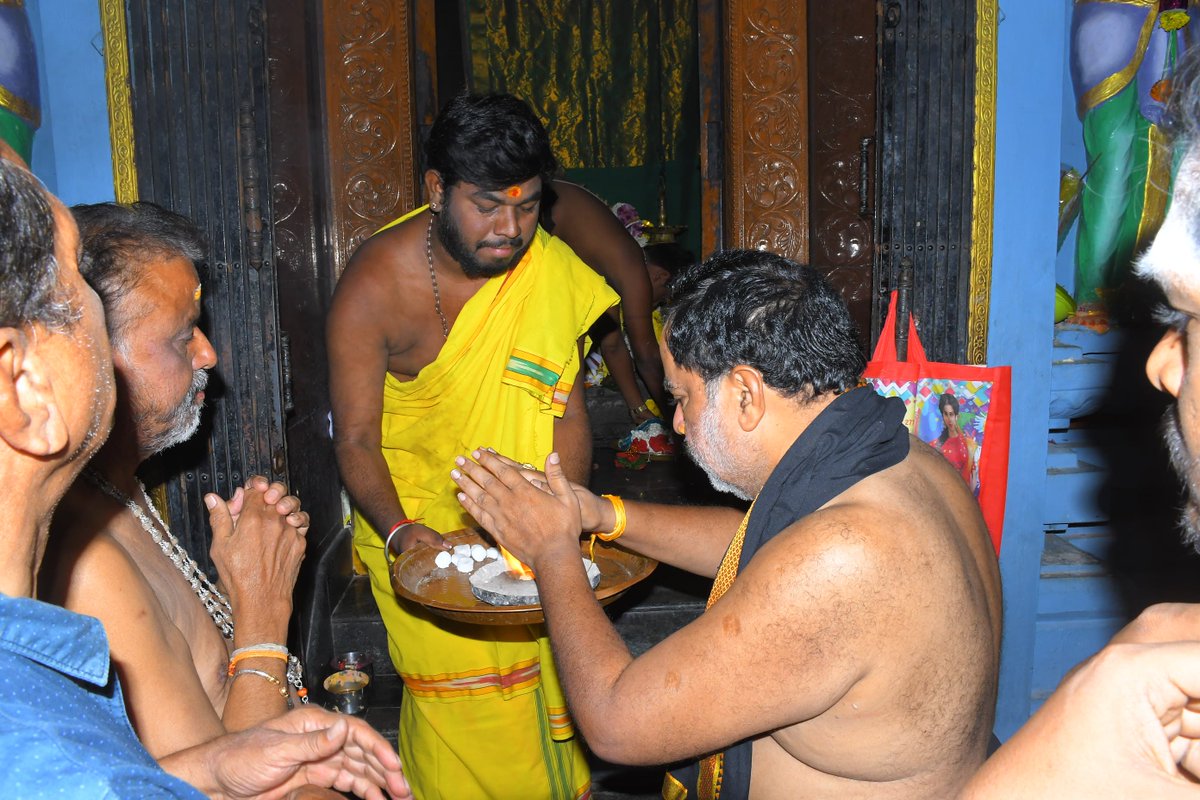 A_Surendra_Babu's tweet image. కళ్యాణదుర్గం టౌన్ లో ఎమ్మెల్యే అమిలినేని సురేంద్రబాబు గారు అయ్యప్ప  ఆలయంలో స్వామి వారిని దర్శించుకుని పూజలు చేయడం జరిగింది

#Ayyappa #AyyappaSwamy #Ayyappapooja #amilinenisurendrababu #mlakalyanadurgam #kalyanadurgam #amilineniforpeople #ananthapuram  #NDAkutami #AndhraPradesh