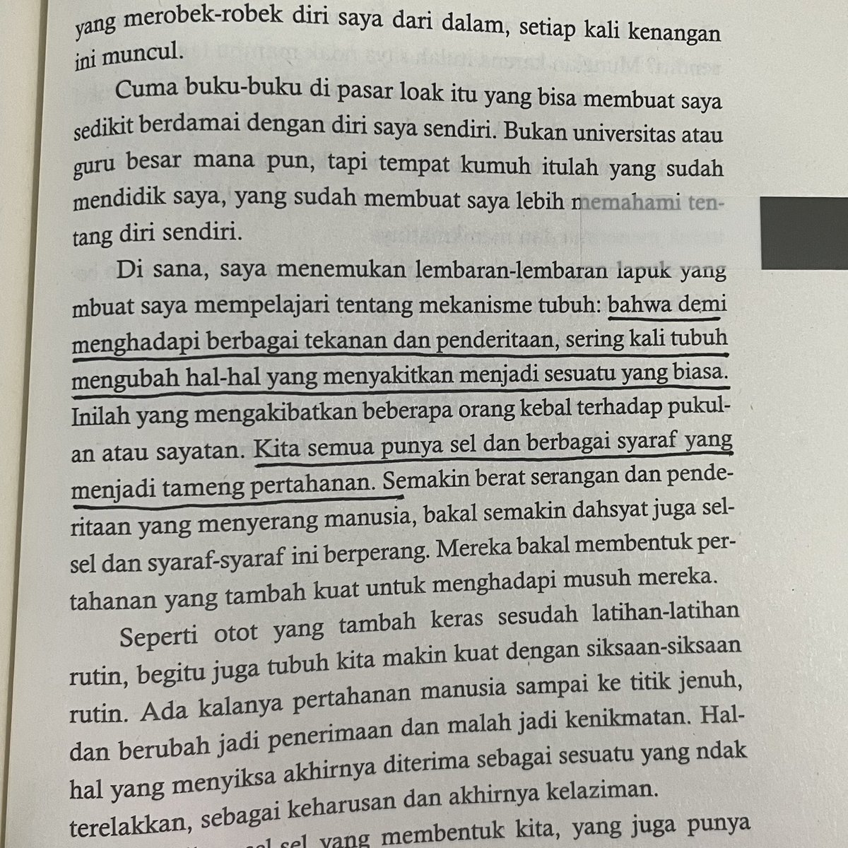 ravenmione's tweet photo. not gonna lie, this novel is the best novel i read this year. sumpah. 

500 halaman isinya nyesek, marah, emosi, bingung sama idealisme sendiri, nangis banyak.

kalo kamu tertarik sama sejarah, isu 1965, gerakan perempuan, dan komunitas tionghoa. sini merapat, baca buku ini. https://t.co/On1tWuGARv