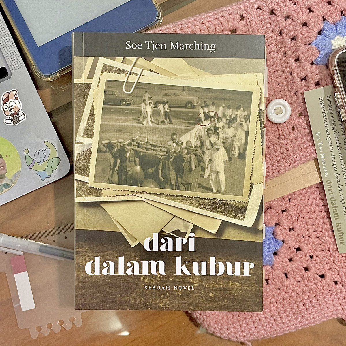 ravenmione's tweet photo. not gonna lie, this novel is the best novel i read this year. sumpah. 

500 halaman isinya nyesek, marah, emosi, bingung sama idealisme sendiri, nangis banyak.

kalo kamu tertarik sama sejarah, isu 1965, gerakan perempuan, dan komunitas tionghoa. sini merapat, baca buku ini. https://t.co/On1tWuGARv