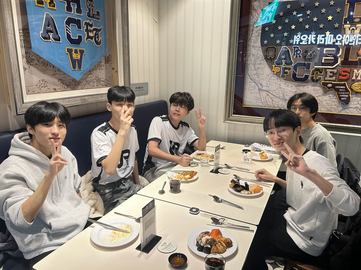 [VALORANT Challengers]

2024 WDG Valorant Challengers Stage 3 촬영 비하인드

11월 23일에 진행한 선수님들과 코치님들의 프로필 촬영 후 인터뷰를 완료했습니다.
27일에 열리는 UR선수들의 첫 경기 떨리겠지만 그만큼 노력해온 결과를 볼 떄 입니다!
다들 많은 응원 부탁드리겠습니다!!

#GOUR