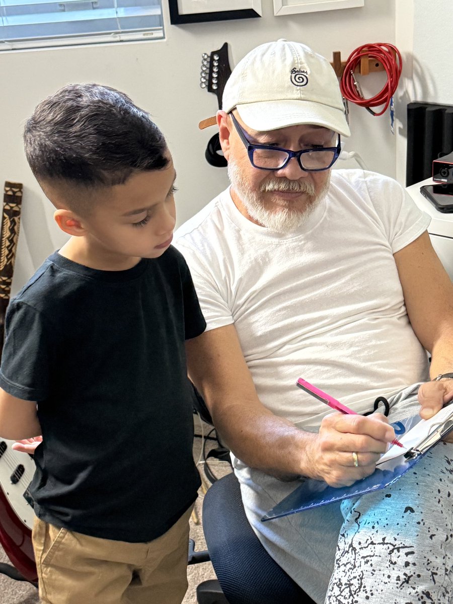 🌟 Harmony and learning! 🎶 👨🏻‍🏫 <a href="/JelijahDiaz/">Jelijah Diaz</a> and Americo making beautiful music together 🎹🎙️🎶 #musiceducation