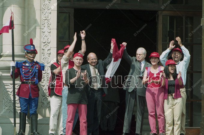 El 24 de noviembre de 2000,la ciudadanía se congrega en los exteriores de Palacio para respaldar al pdte. Paniagua y su gobierno.

La bandera nacional, que recorrió calles y plazas del país, le es entregada por el Colectivo Sociedad Civil, promotor de la campaña"Lava la bandera".