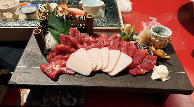 そういえばこれはこの前食べた最高の馬肉のお写真です。