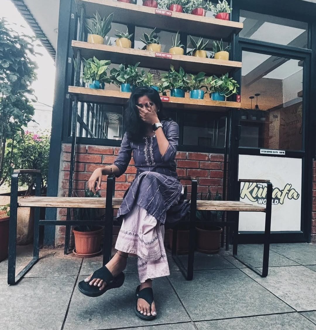 Sis Frnd :- Ena sonalum seiviya..enga ipove dress a remove panitu feet a kiss panu papom 

Me :- (Start removing &amp; moving towards her)

She :- Ada chi karumom dress a Podu da..ipdi public place la chai

Me :- neenga soninga la atha senjen 

She :- ada naaye 😂 seri lick panu