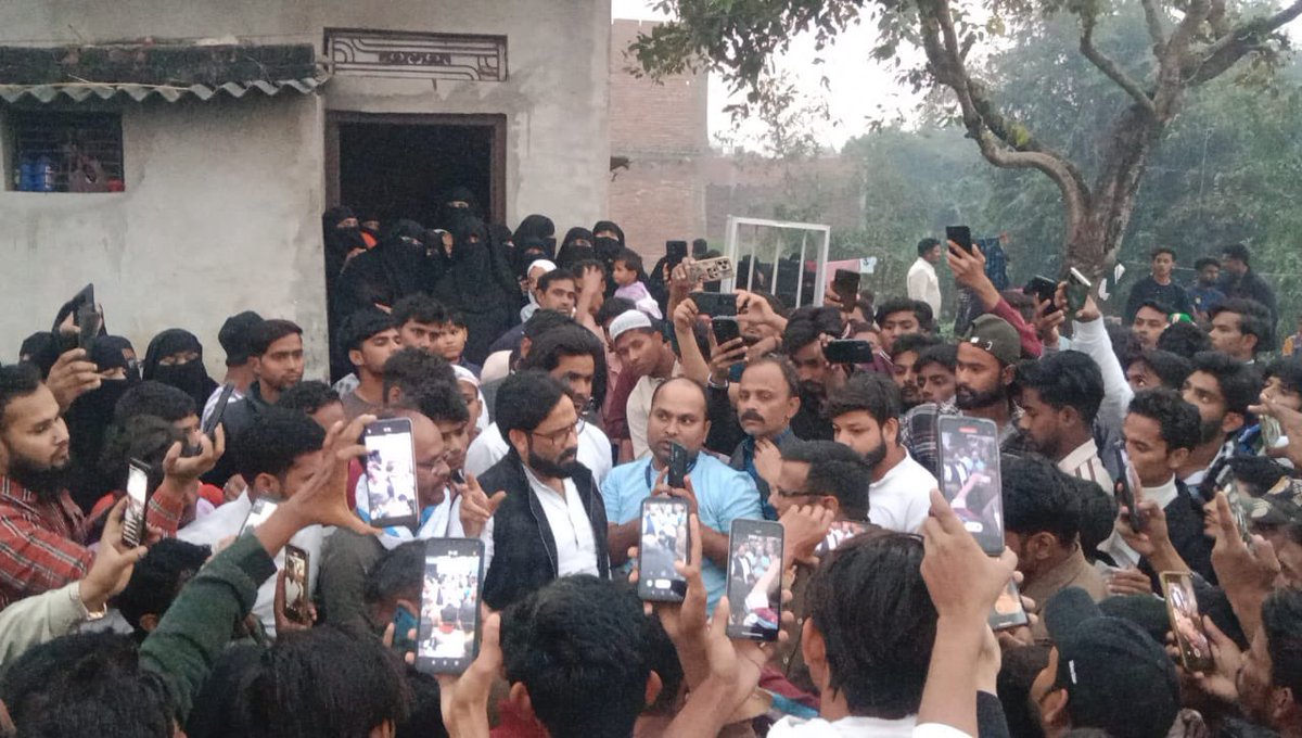 imshaukatali's tweet photo. जौनपुर में पुलिस कस्टडी में हुई निसार की मौत के संबंध में मारूफपुर गाँव पहुँच कर उनकी नमाज़ -ए-जनाजा में शिरकत कर पीड़ित परिवार से मुलाकात की।पीड़ित परिवार को हर संभव सहायता प्रदान करने का आश्वासन दिया और दोषी पुलिसकर्मियों के विरुद्ध कार्रवाई की माँग की।
@asadowaisi @aimim_national