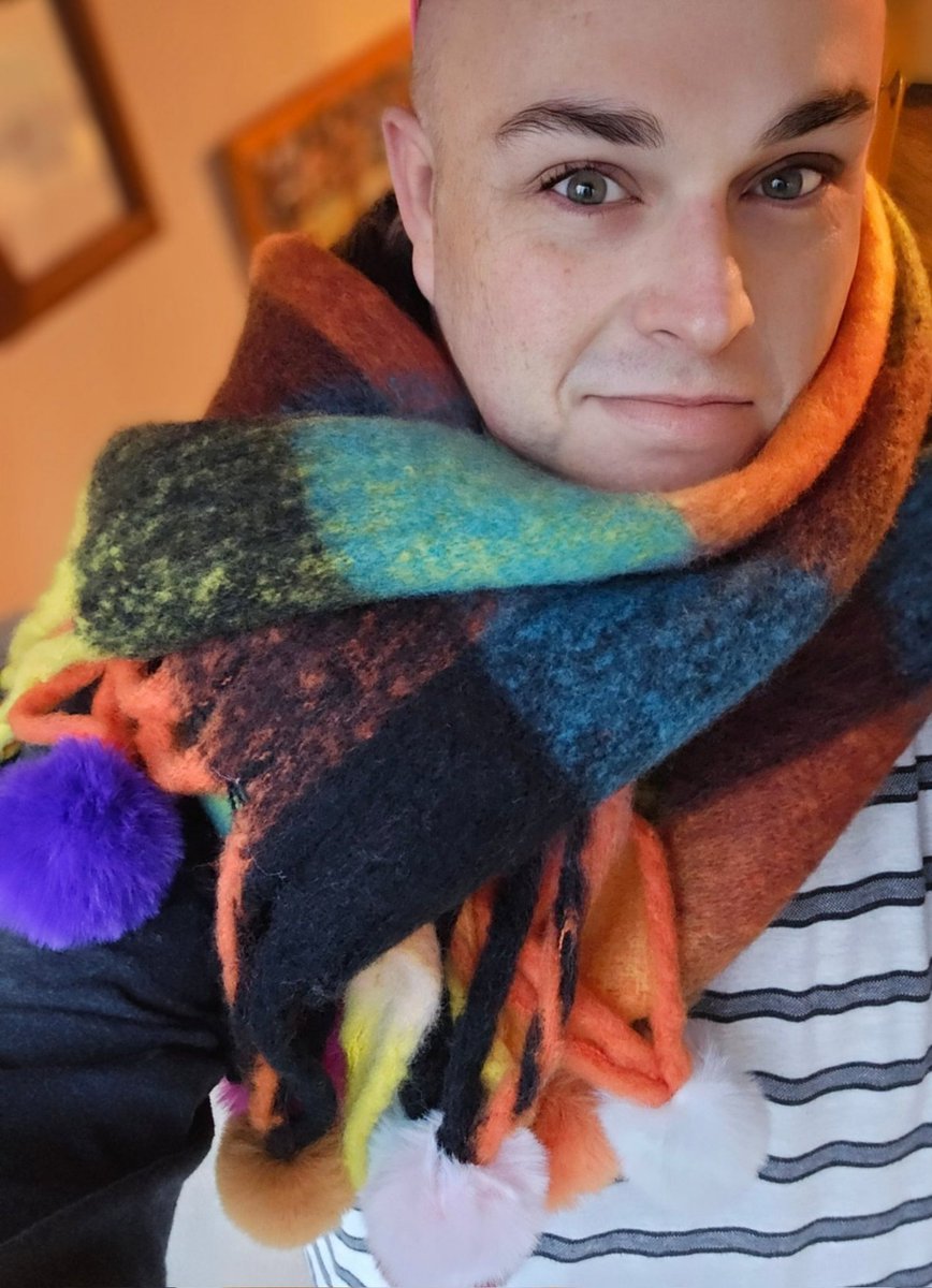 New scarf for winter....with pom-poms!
#WinterAhead