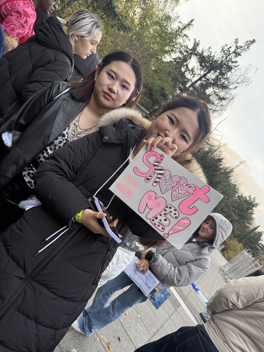 KaryIzzy_45's tweet photo. Meeting some gray #PARIS ๐ซ๐ท#ALPHAZ with great fan wear๐บ๐ซ
at #XG_FIRST_HOWL ๐ซ๐ซ๐ซ๐ซ๐ซ
Having a little fun๐คฉ๐คฃ๐คฃ
๐ฆ๐๐๐ฆ๐ฟ๏ธ๐ฅ๐๐บ๐ง
#XG
#GALX
#ALPHAZ
#XG_FIRST_HOWL_PARIS ๐ซ๐ท
#1st_WORLD_TOUR_XG
@SimonJakops
@dearchancellor
โฆ@XGOfficial_โฉ https://t.co/5NyTWiVvGn
