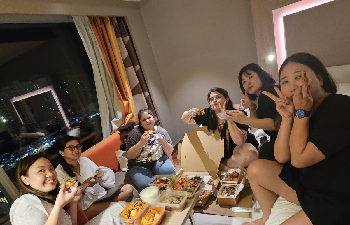 may26666's tweet photo. The lovely ladies behind the scenes 🥰 https://t.co/09ctFe7fEu
