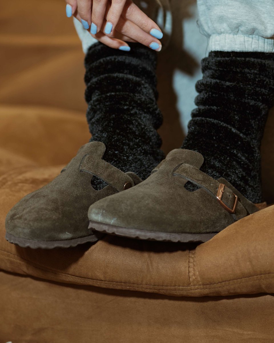 Classic combo✨🧦

@birkenstock 's and @ugg 's fuzzy socks are the ultimate mood this chilly season!
.
.
.
.
#tylerstx #bostonsoft #birkenstocks #birksandsocks #comfyfuzzysocks