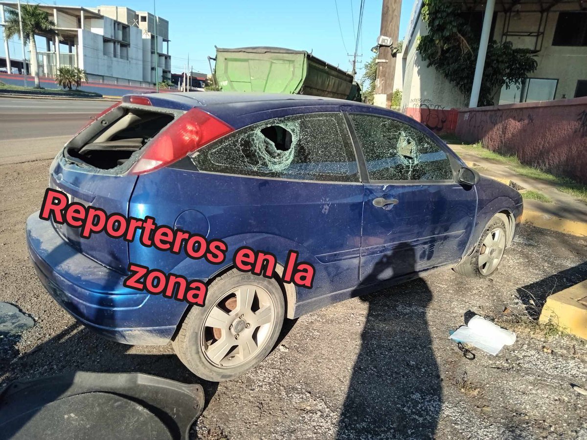 Reporteroszona's tweet photo. #AlMomento 

🚨🚧Con todos los vidrios rotos y miado, dejaron un carro que se ponchó en la avenida de la Industria, el dueño lo orilló para ir a buscar ayuda y unos malandros que lo vieron solo le robaron estéreo y todo, además de orinarse dentro del carro. https://t.co/Dm6ICoWROy