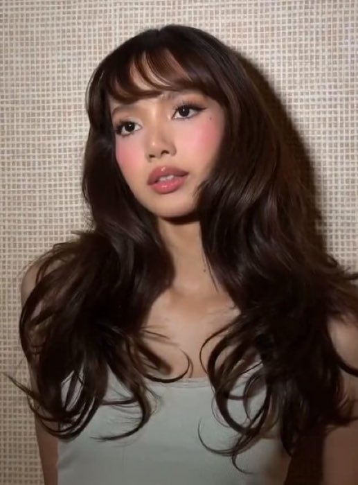 LISA looks ravissant in new photos.