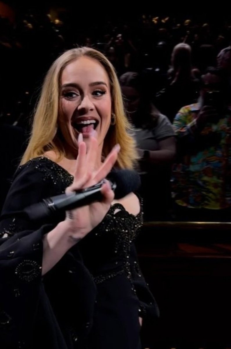 Adelefasbr's tweet photo. Deixe-me fotografar você nesta luz caso seja a última vez. 📸🥹 @Adele @AdeleAccess
#WeekendwithAdele https://t.co/tIK93Vk7OI