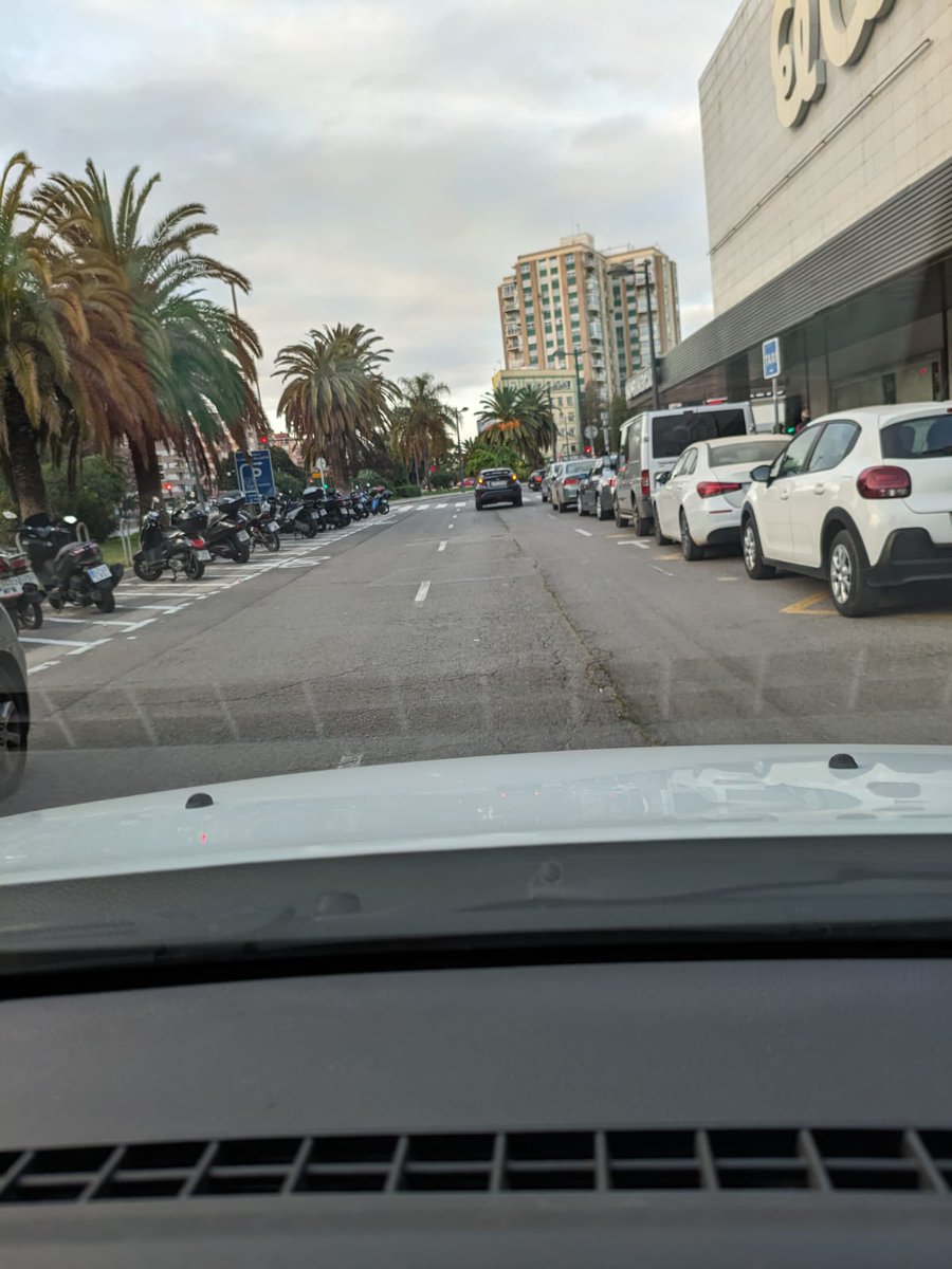 PabloLo89150232's tweet photo. @policialocalvlc parada taxis nuevo centro imposible parar imposible trabajar https://t.co/dI2b1skzMX