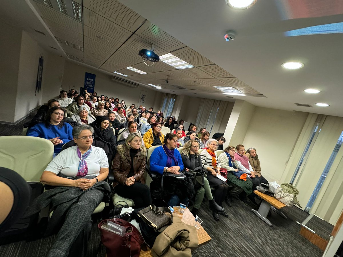 25 Kasım'a giderken Av. Sevgi ÇETİN ve Doç. Dr. Yasemin Yüce ile gerçekleştirdiğimiz İstanbul Sözleşmesi'nin hukuki ve sosyolojik boyutlarını hep birlikte konuştuk. Düzenleyen ve katılan bütün kadınlara teşekkür ediyoruz.
Kadın Kadının Yurdudur ♀️💜